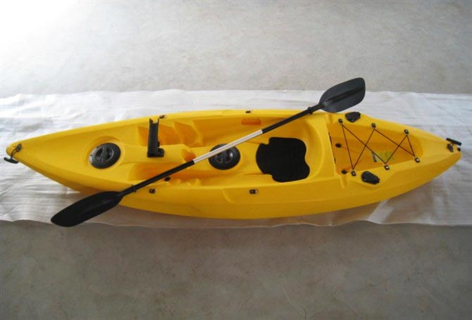 Canoé kayak en polyéthylène rotomoulé jaune teinté dans la masse