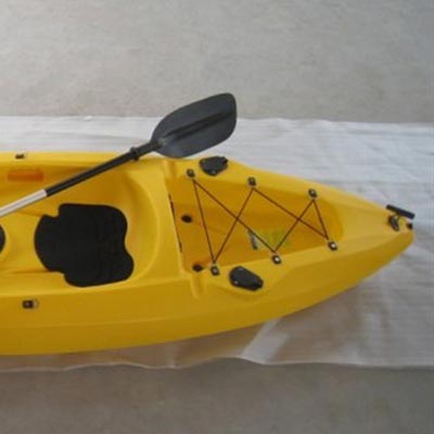 produit rotomoulé : canoé kayak jaune en polyéthylène teinté dans la masse